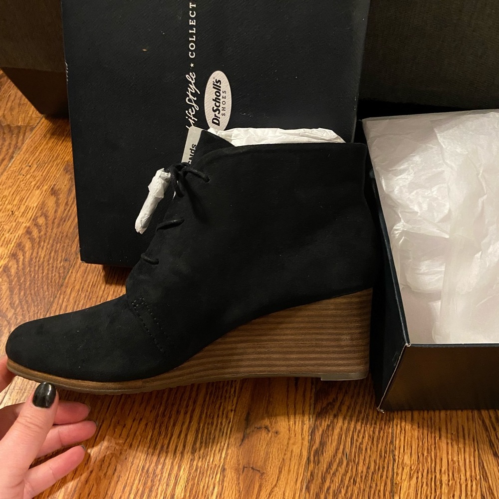 Black wedges